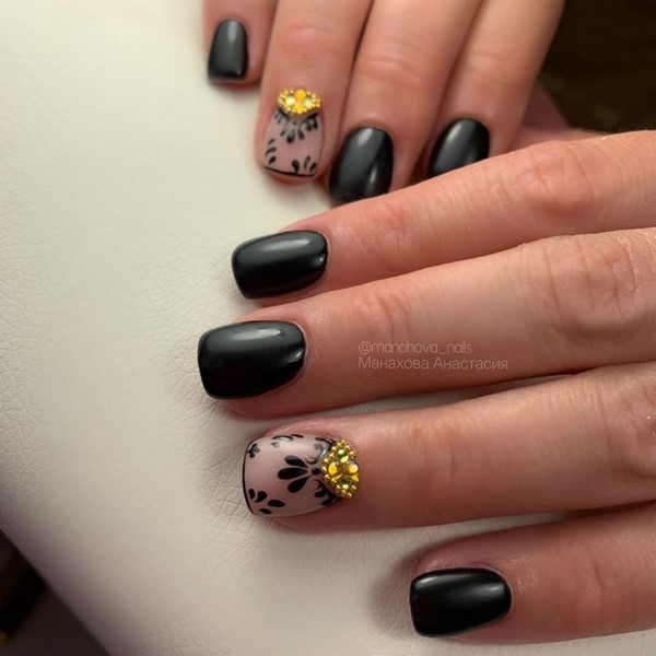 Manucure noire énigmatique dans des exemples de conception élaborés.