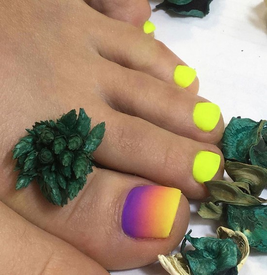 Belle pédicure d'été. Idées originales de conception de photos