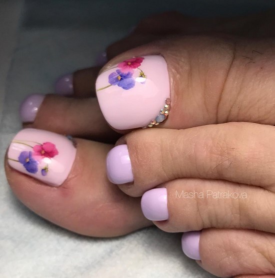 Belle pédicure d'été. Idées originales de conception de photos