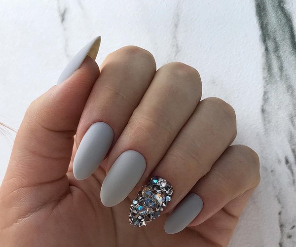 Solutions élégantes et interprétations de manucure à la mode sur des ongles de différentes longueurs