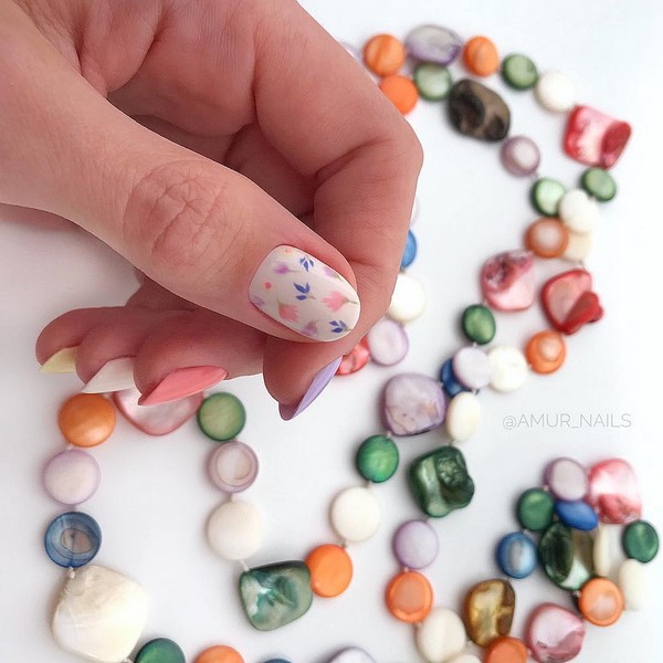 Solutions élégantes et interprétations de manucure à la mode sur des ongles de différentes longueurs