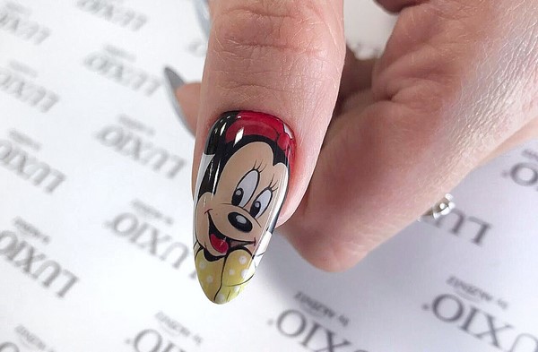 Solutions élégantes et interprétations de manucure à la mode sur des ongles de différentes longueurs