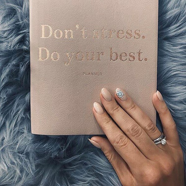 Solutions élégantes et interprétations de manucure à la mode sur des ongles de différentes longueurs