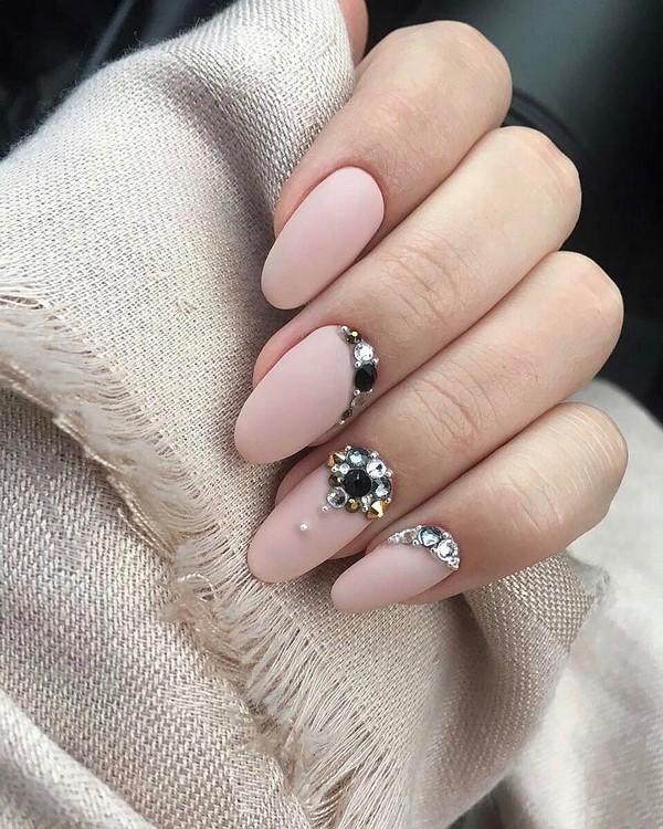 Solutions élégantes et interprétations de manucure à la mode sur des ongles de différentes longueurs