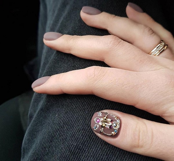 Solutions élégantes et interprétations de manucure à la mode sur des ongles de différentes longueurs