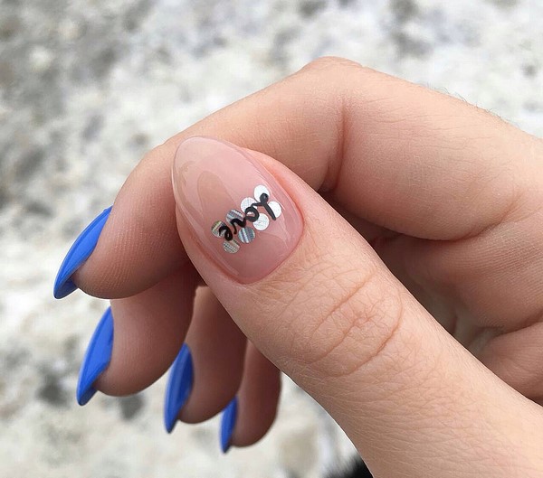 Solutions élégantes et interprétations de manucure à la mode sur des ongles de différentes longueurs