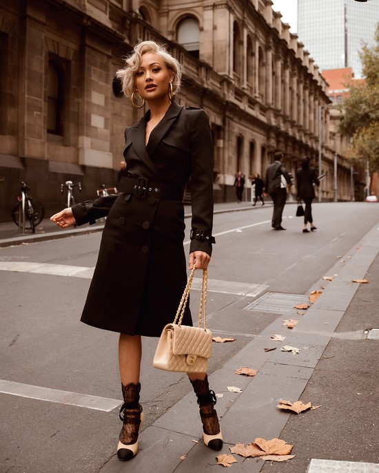 Choisissez un imperméable au lieu d'une veste. Tendances de cape dans les plus beaux looks