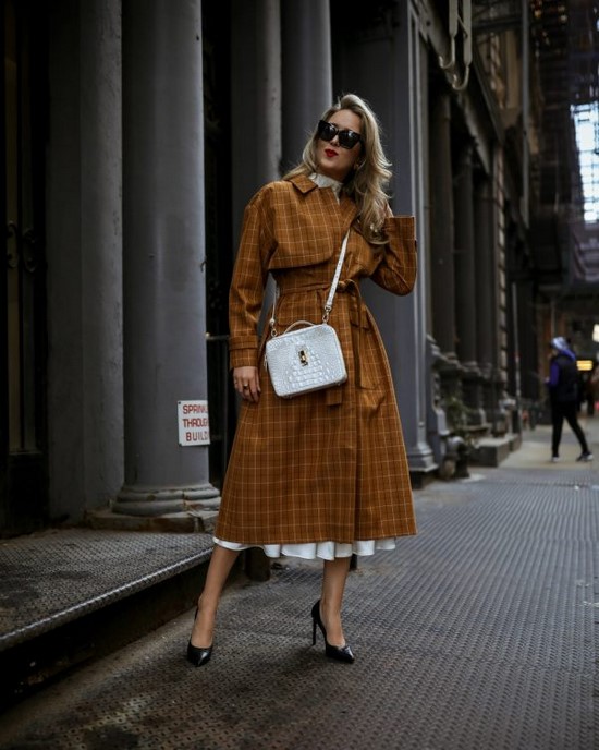 Choisissez un imperméable au lieu d'une veste. Tendances de cape dans les plus beaux looks