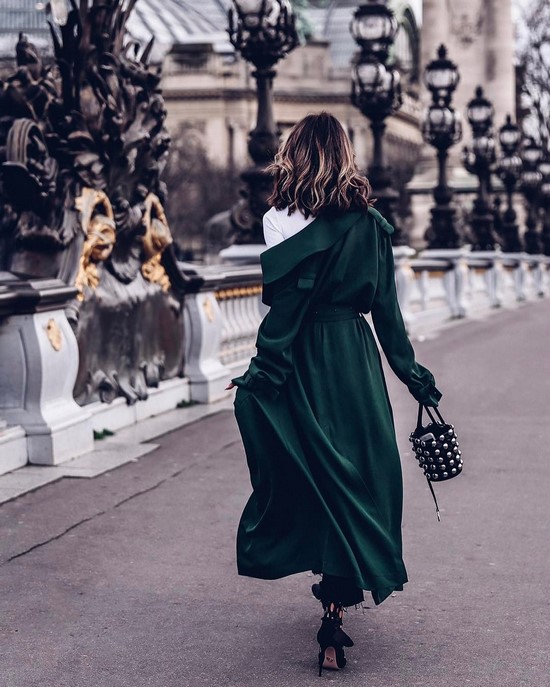 Choisissez un imperméable au lieu d'une veste. Tendances de cape dans les plus beaux looks