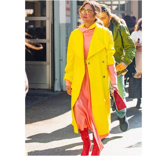 Choisissez un imperméable au lieu d'une veste. Tendances de cape dans les plus beaux looks