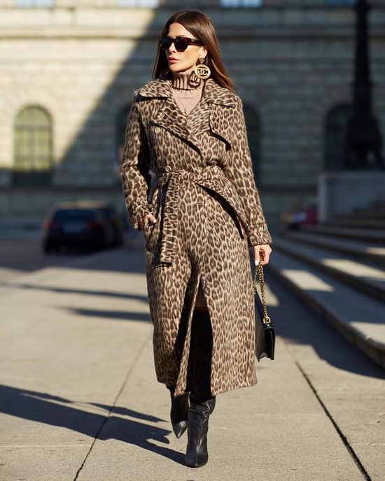 Choisissez un imperméable au lieu d'une veste. Tendances de cape dans les plus beaux looks