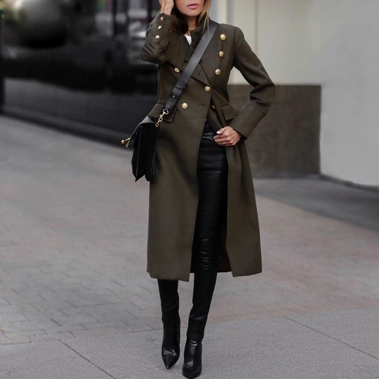 Choisissez un imperméable au lieu d'une veste. Tendances de cape dans les plus beaux looks