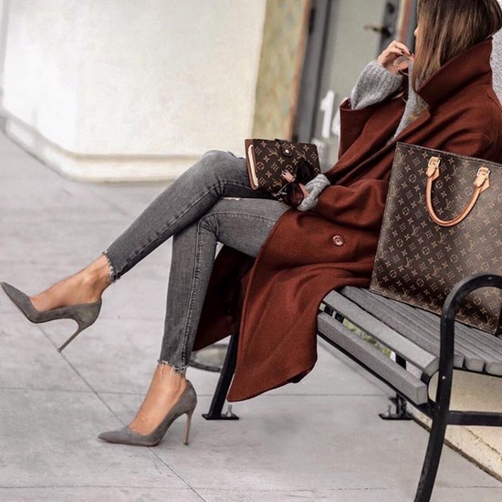 Choisissez un imperméable au lieu d'une veste. Tendances de cape dans les plus beaux looks