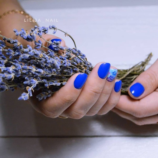 Manucure bleue inspirante. Top innovations