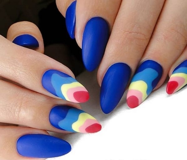 Manucure bleue inspirante. Top innovations