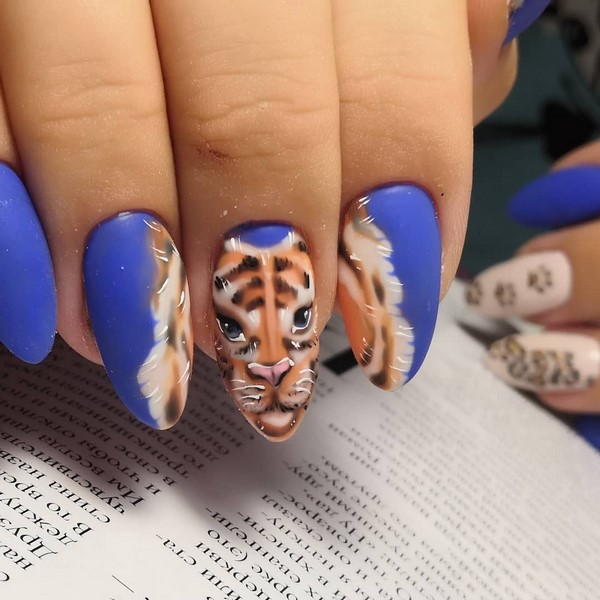 Manucure bleue inspirante. Top innovations