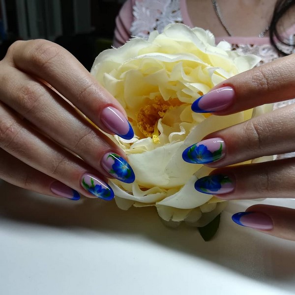 Manucure bleue inspirante. Top innovations