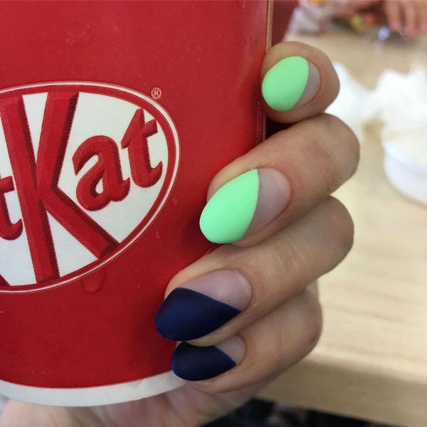 Manucure bleue inspirante. Top innovations