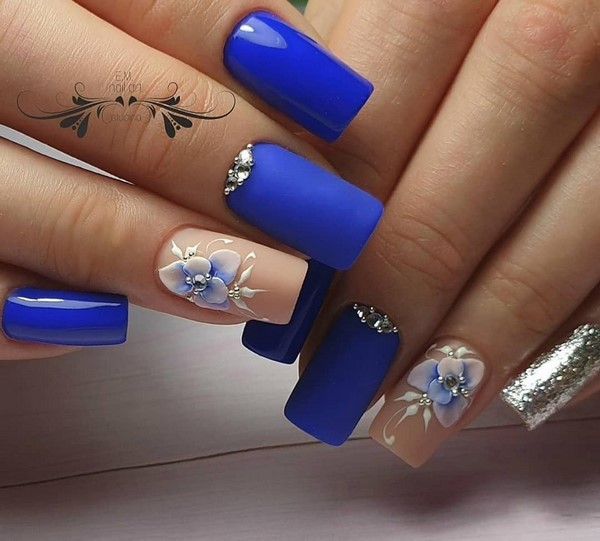 Manucure bleue inspirante. Top innovations