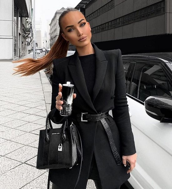 Vêtements d'extérieur à la mode. Nouveautés d'images. Les tendances Les tendances