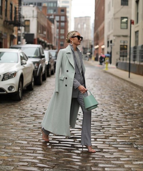 Manteau à la mode automne. Styles. Nouveautés. Les images