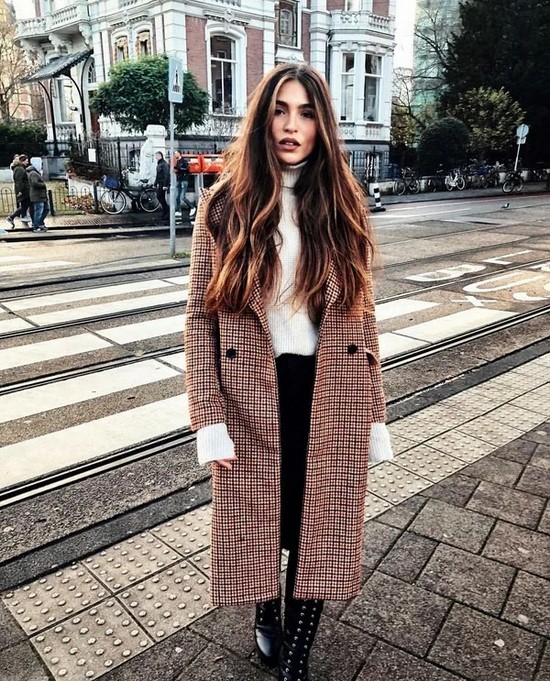 Kotak pemeriksaan yang paling diingini - model kot bergaya dalam tafsiran terbaik