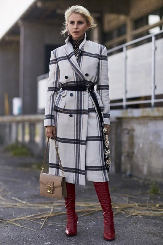 Kotak pemeriksaan yang paling diingini - model kot bergaya dalam tafsiran terbaik