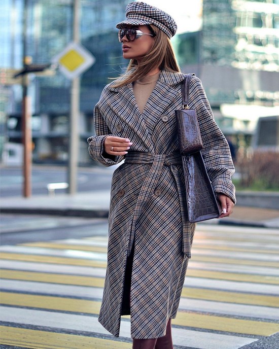 Kotak pemeriksaan yang paling diingini - model kot bergaya dalam tafsiran terbaik