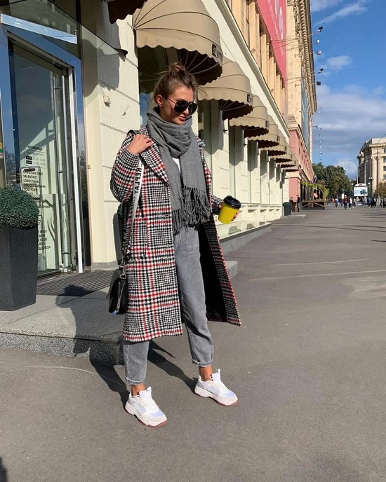 Kotak pemeriksaan yang paling diingini - model kot bergaya dalam tafsiran terbaik