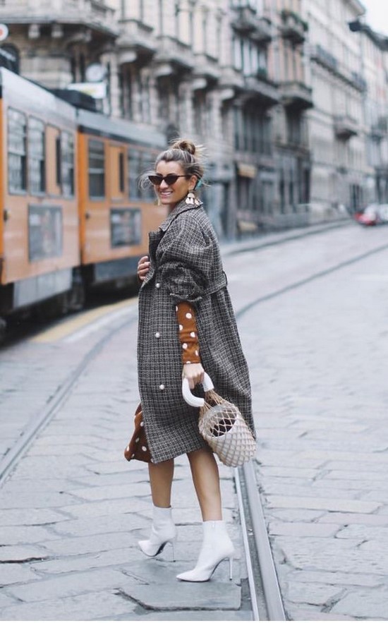 Kotak pemeriksaan yang paling diingini - model kot bergaya dalam tafsiran terbaik