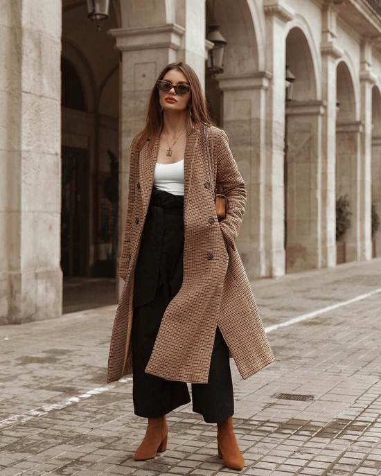 Kotak pemeriksaan yang paling diingini - model kot bergaya dalam tafsiran terbaik