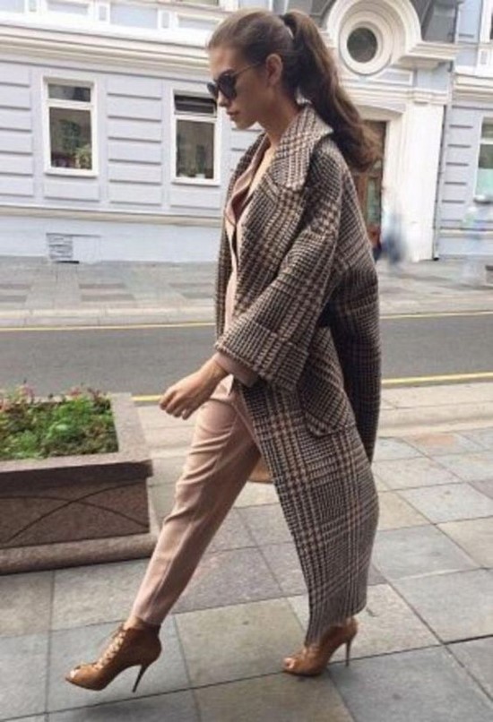 Kotak pemeriksaan yang paling diingini - model kot bergaya dalam tafsiran terbaik