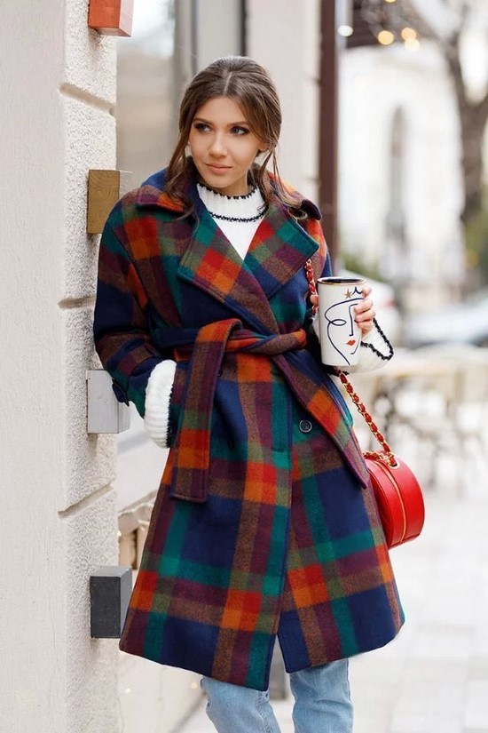 Kotak pemeriksaan yang paling diingini - model kot bergaya dalam tafsiran terbaik