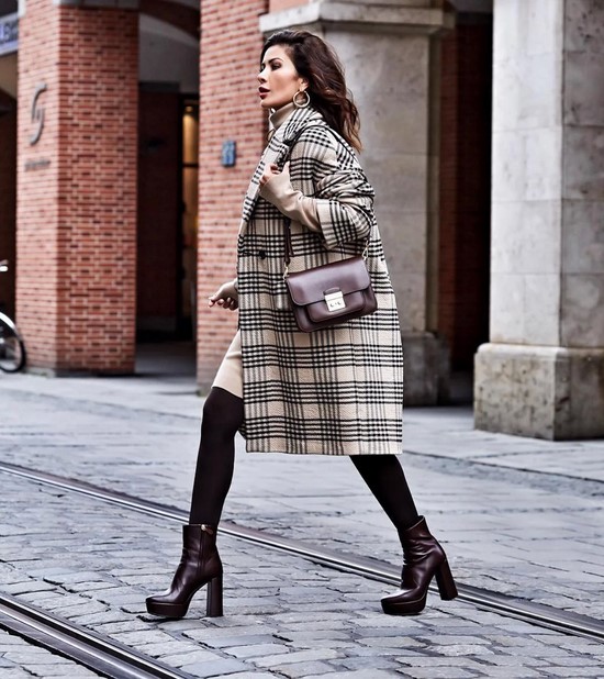 Kotak pemeriksaan yang paling diingini - model kot bergaya dalam tafsiran terbaik