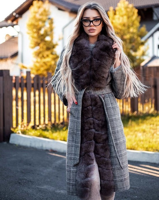 Kotak pemeriksaan yang paling diingini - model kot bergaya dalam tafsiran terbaik