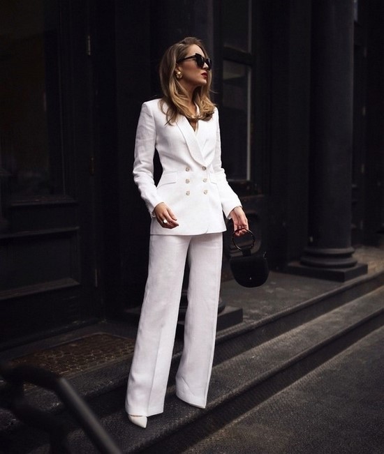 Scegli un abito per la stagione! I costumi più alla moda nella foto