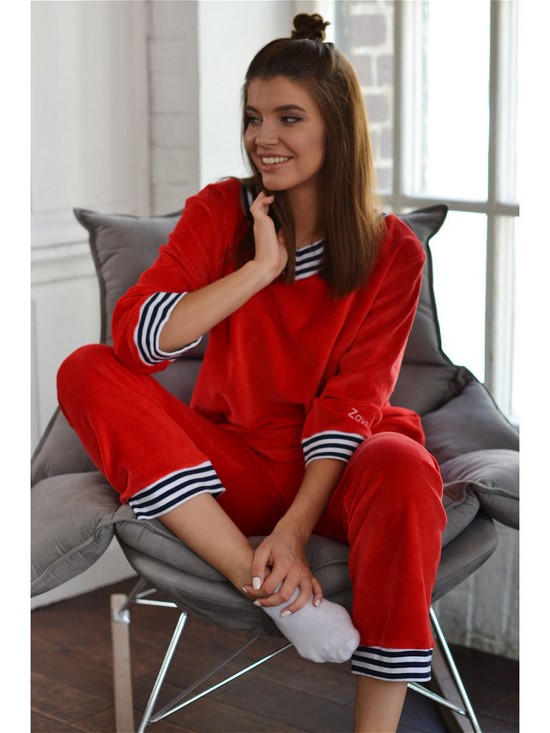 Scegli un abito per la stagione! I costumi più alla moda nella foto