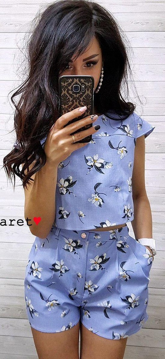 Scegli un abito per la stagione! I costumi più alla moda nella foto