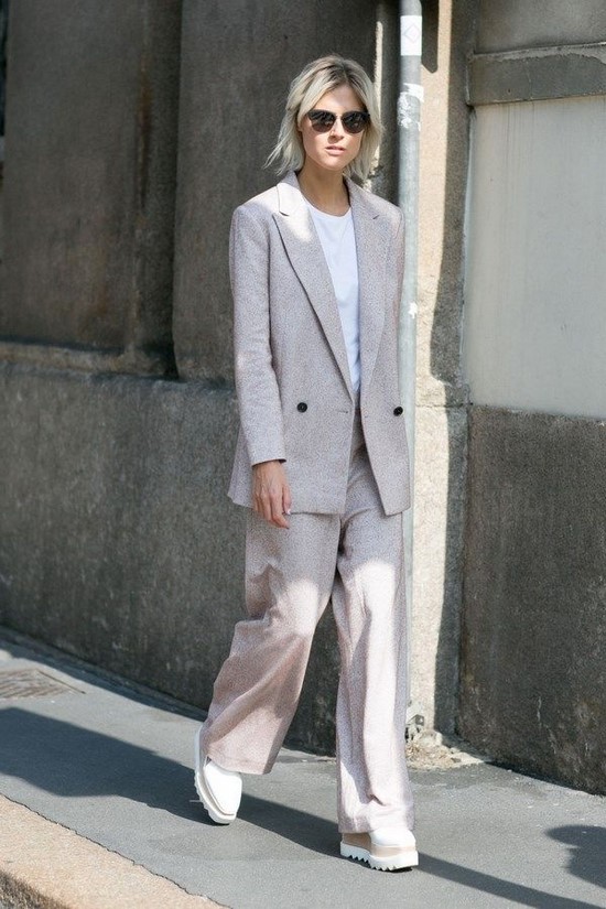 Scegli un abito per la stagione! I costumi più alla moda nella foto