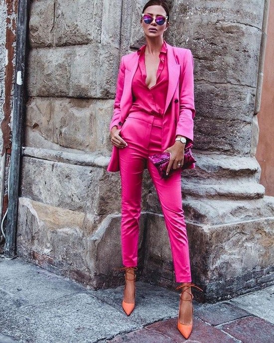 Scegli un abito per la stagione! I costumi più alla moda nella foto