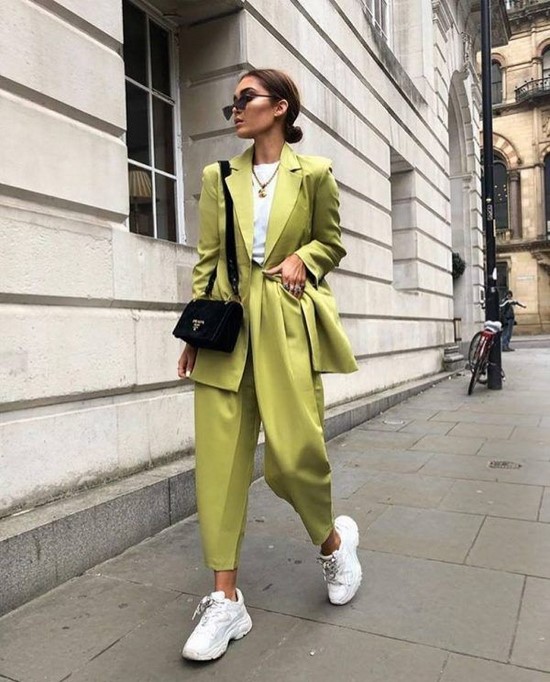 Scegli un abito per la stagione! I costumi più alla moda nella foto