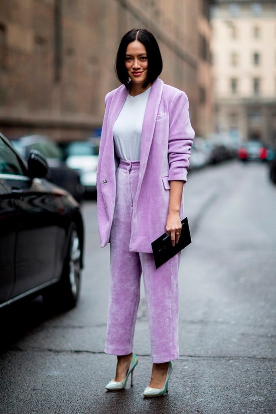 Scegli un abito per la stagione! I costumi più alla moda nella foto