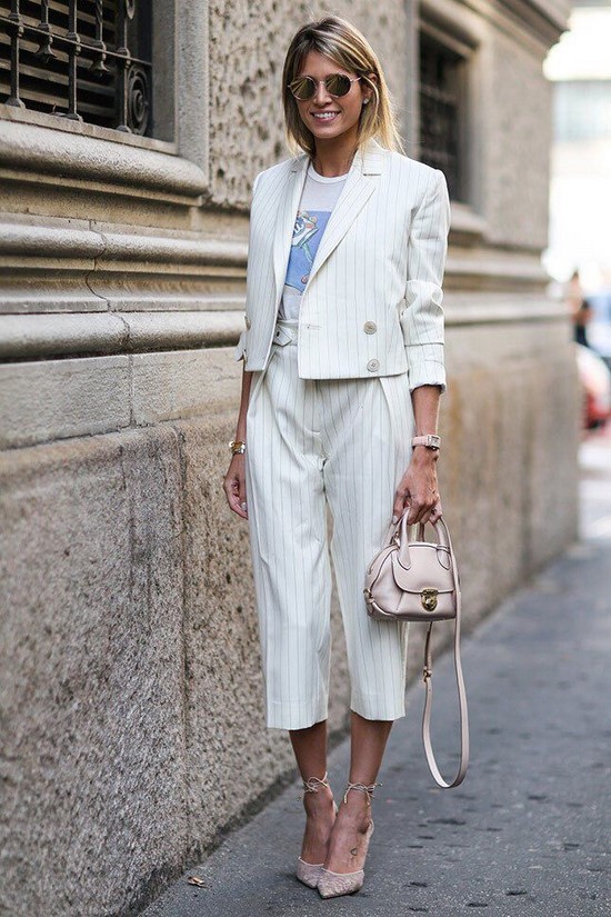 Scegli un abito per la stagione! I costumi più alla moda nella foto