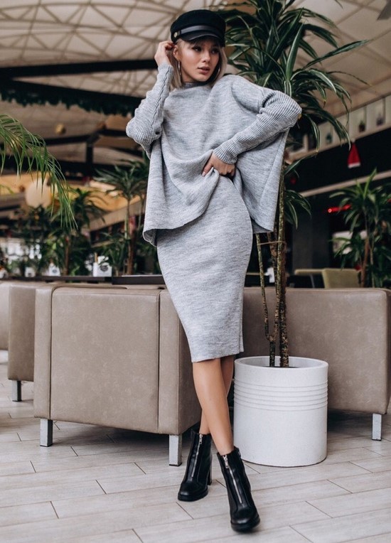 Scegli un abito per la stagione! I costumi più alla moda nella foto