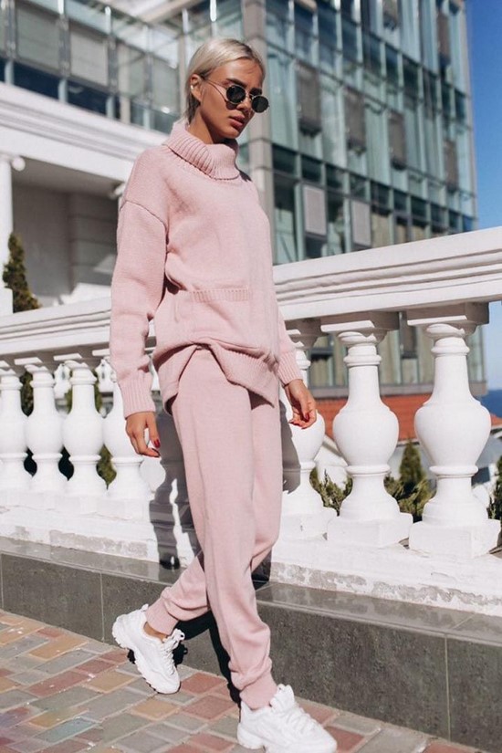 Scegli un abito per la stagione! I costumi più alla moda nella foto