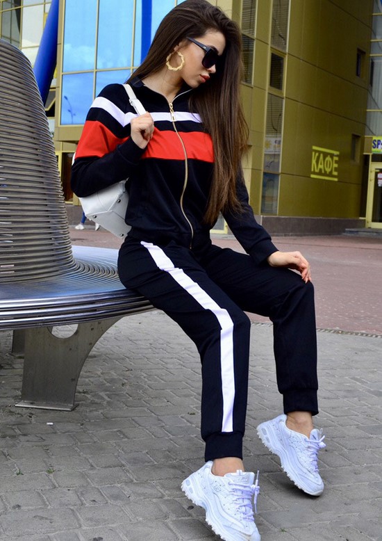 Scegli un abito per la stagione! I costumi più alla moda nella foto