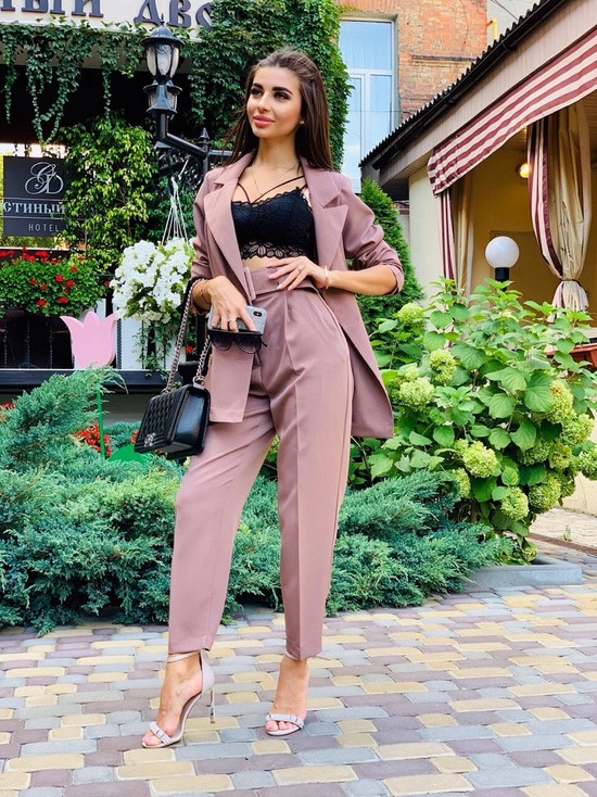 Scegli un abito per la stagione! I costumi più alla moda nella foto