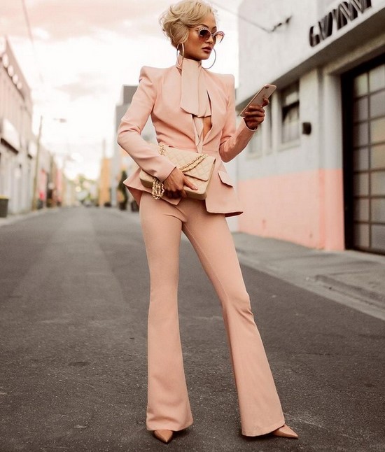 Scegli un abito per la stagione! I costumi più alla moda nella foto