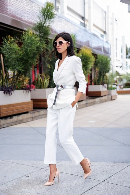 Scegli un abito per la stagione! I costumi più alla moda nella foto