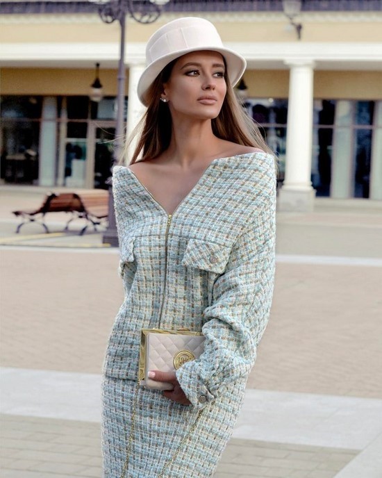 Scegli un abito per la stagione! I costumi più alla moda nella foto